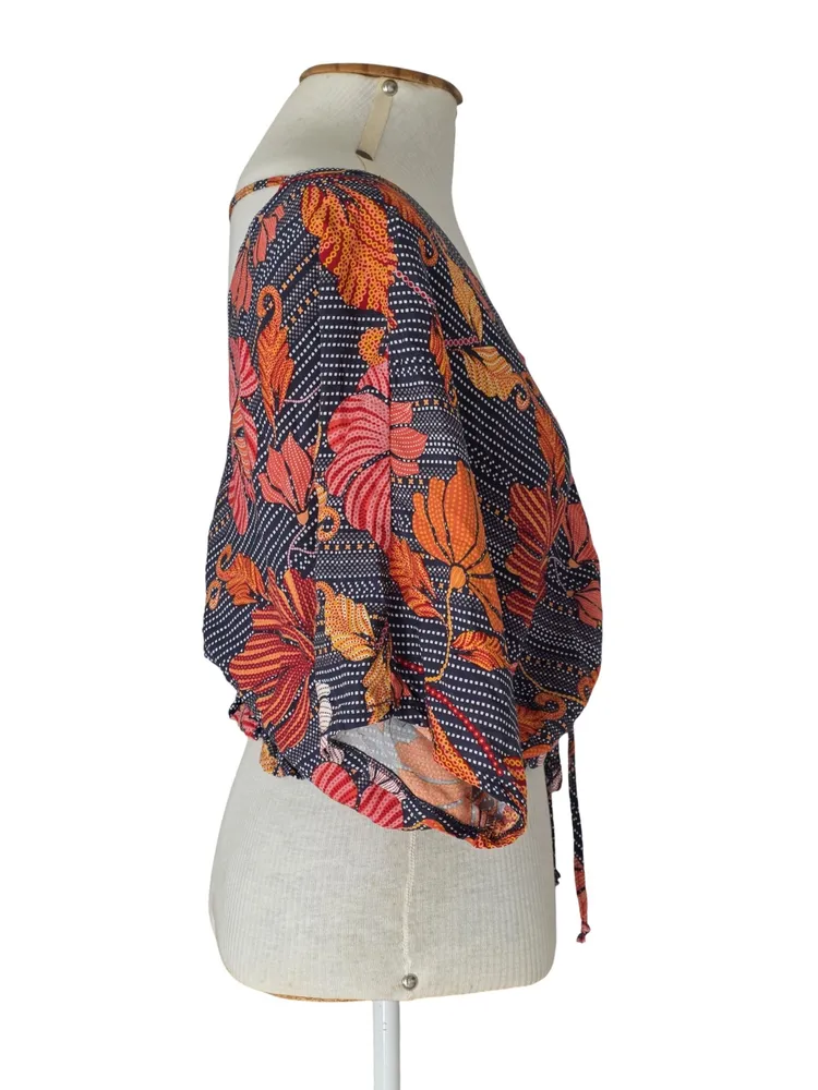 blusa cropped floral com detalhe em amarração