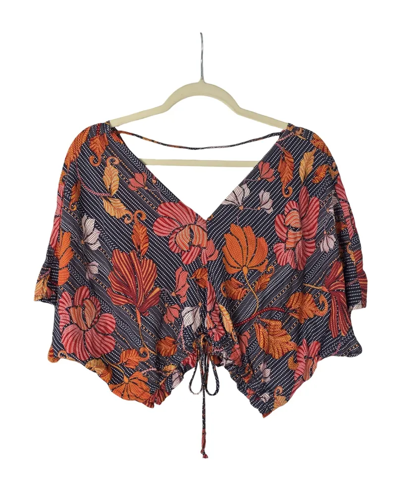 blusa cropped floral com detalhe em amarração