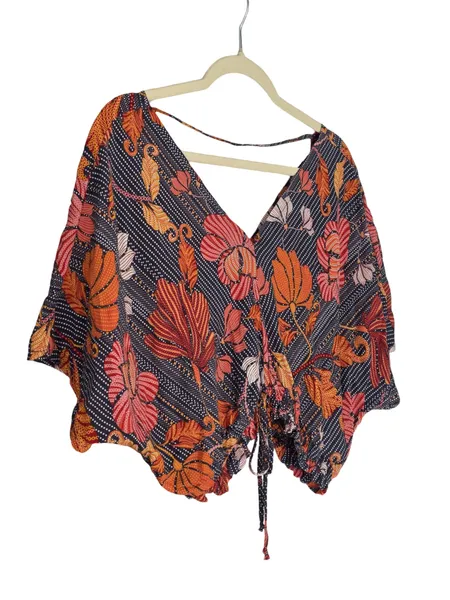 blusa cropped floral com detalhe em amarração