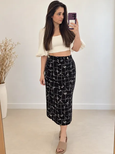 saia midi envelope floral preta