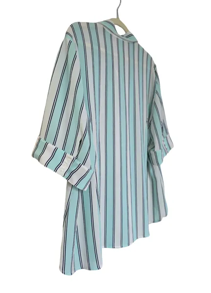 camisa listrada ampla verde e branca