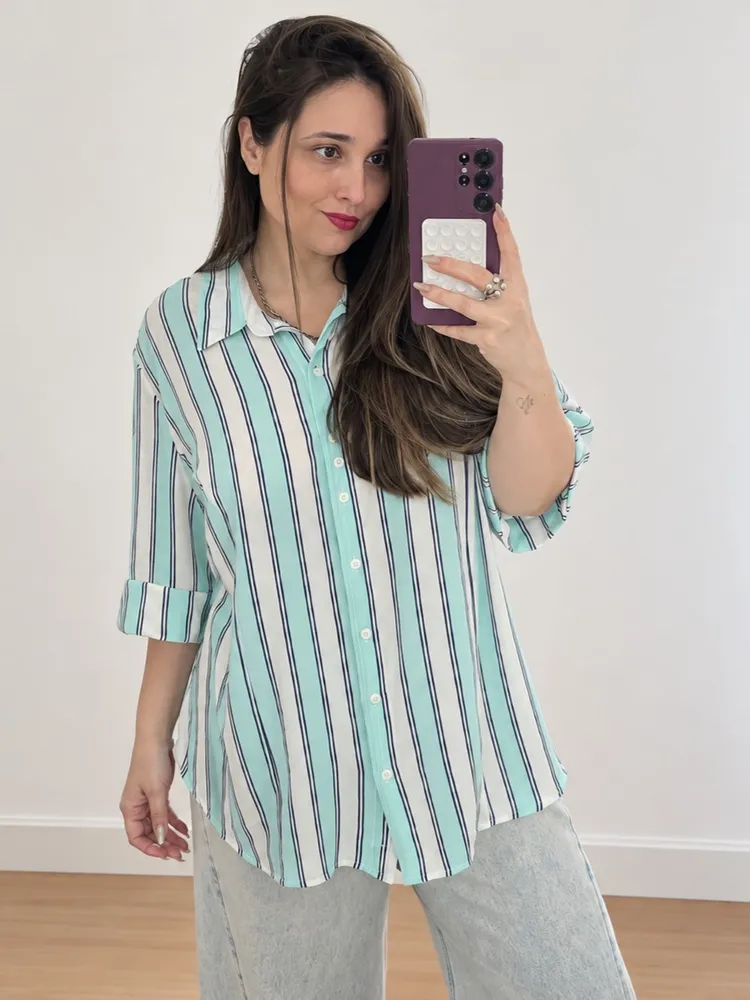 camisa listrada ampla verde e branca