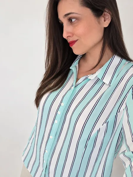 camisa listrada ampla verde e branca