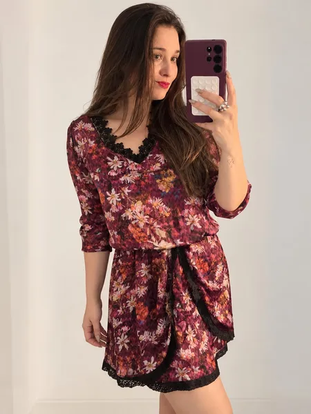 vestido floral fluido estampado com renda preta