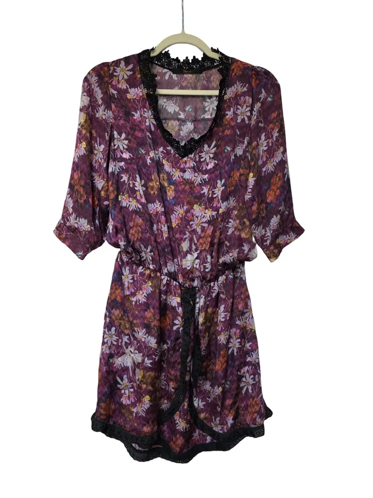 vestido floral fluido estampado com renda preta