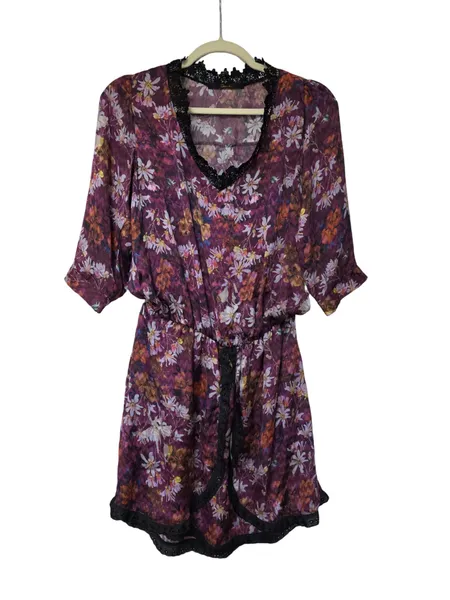 vestido floral fluido estampado com renda preta