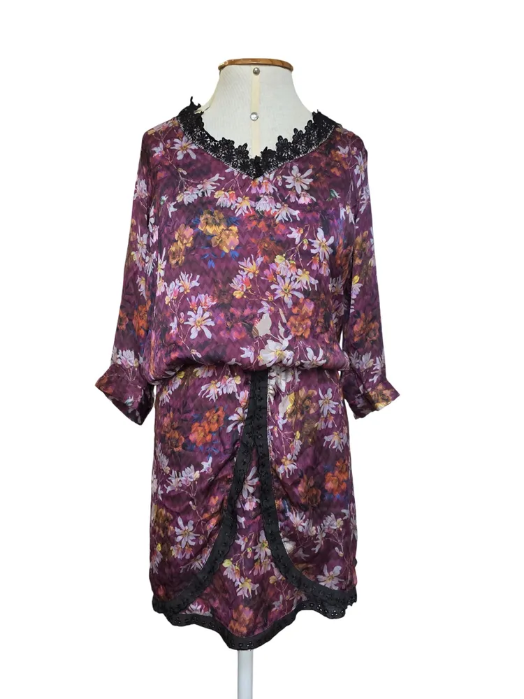vestido floral fluido estampado com renda preta