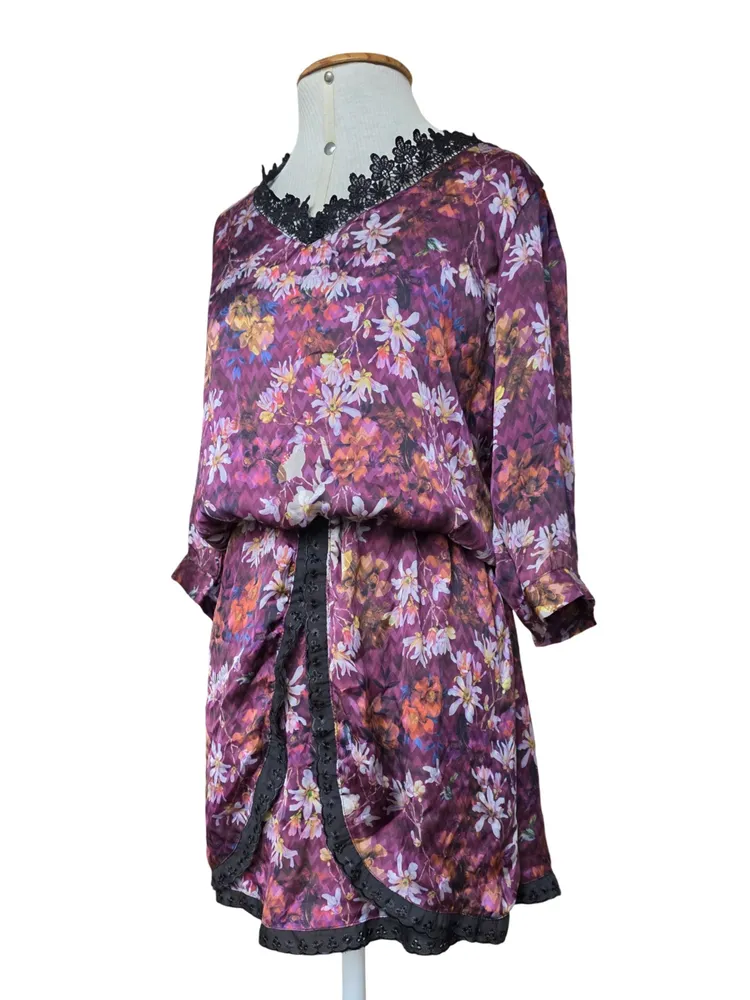 vestido floral fluido estampado com renda preta