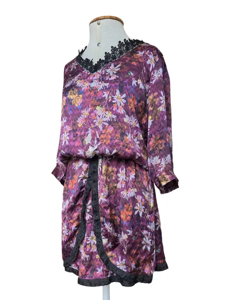 vestido floral fluido estampado com renda preta