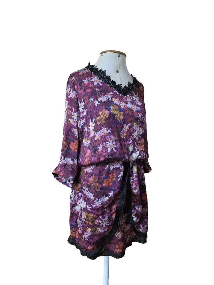 vestido floral fluido estampado com renda preta