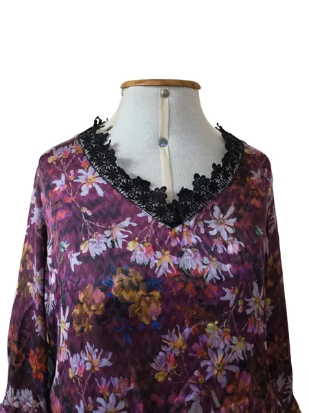 vestido floral fluido estampado com renda preta