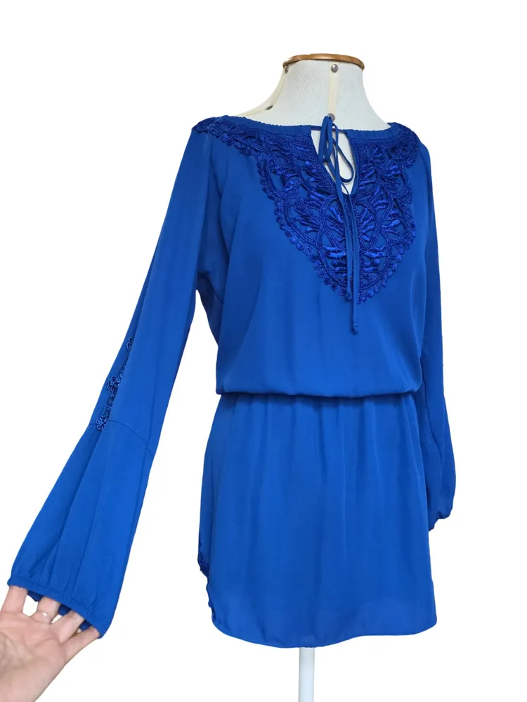 vestido azul royal com renda guipir manga longa elegante