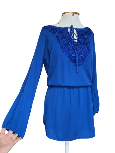vestido azul royal com renda guipir manga longa elegante