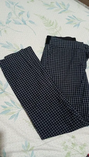 Calça preta quadriculada em t M com elastico e barras