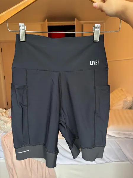 bernuda live preta com bolsos