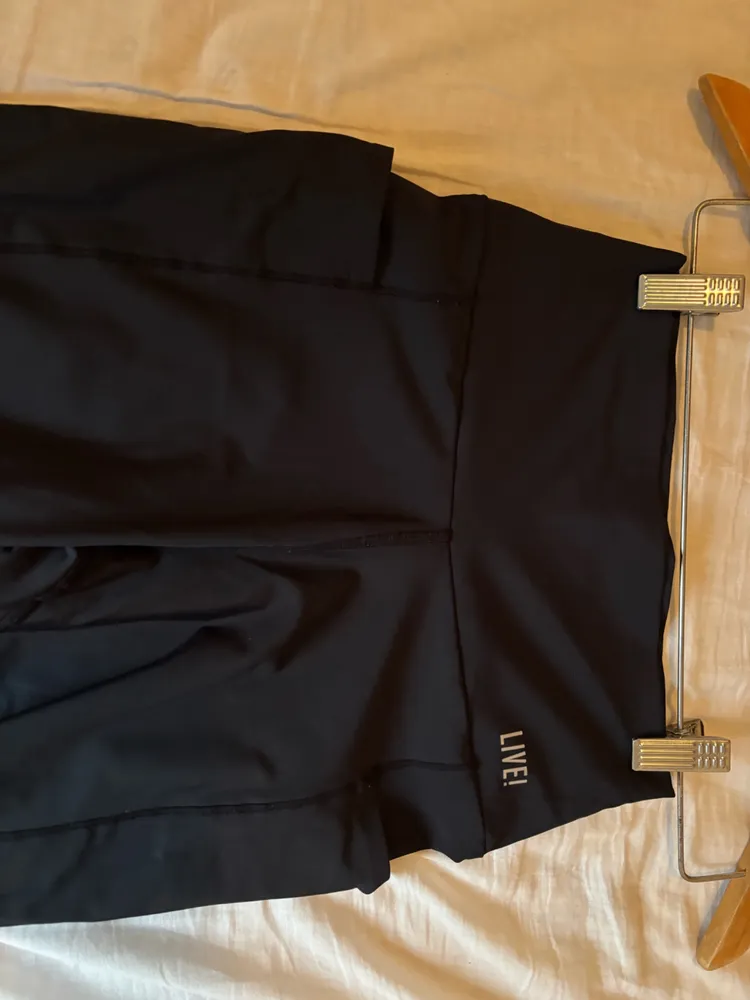 bernuda live preta com bolsos