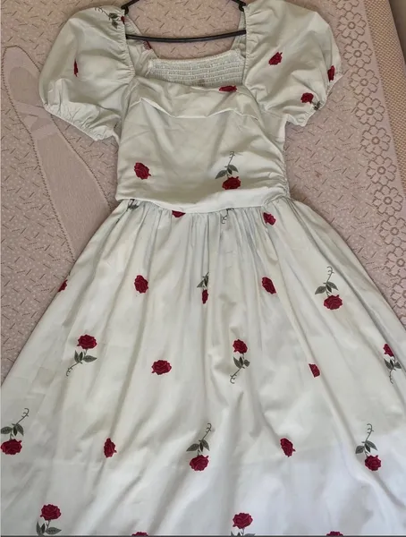 Vestido branco com rosas manga bufante