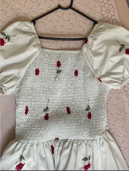 Vestido branco com rosas manga bufante