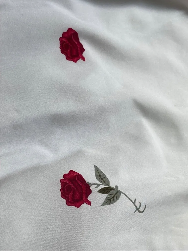 Vestido branco com rosas manga bufante