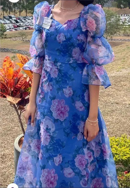 Vestido mídi azul floral mangas bufantes