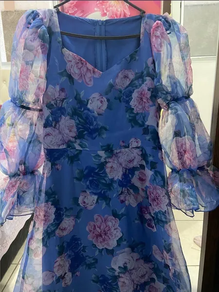 Vestido mídi azul floral mangas bufantes