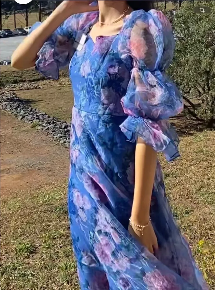 Vestido mídi azul floral mangas bufantes