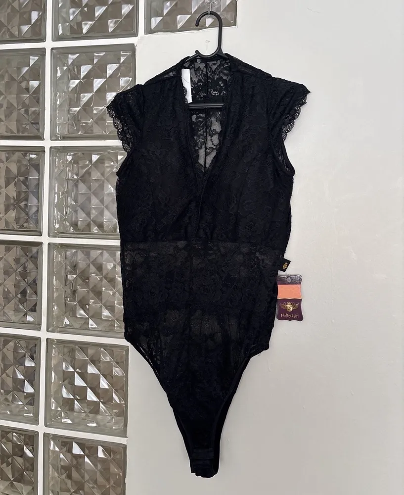 body preto renda na etiqueta