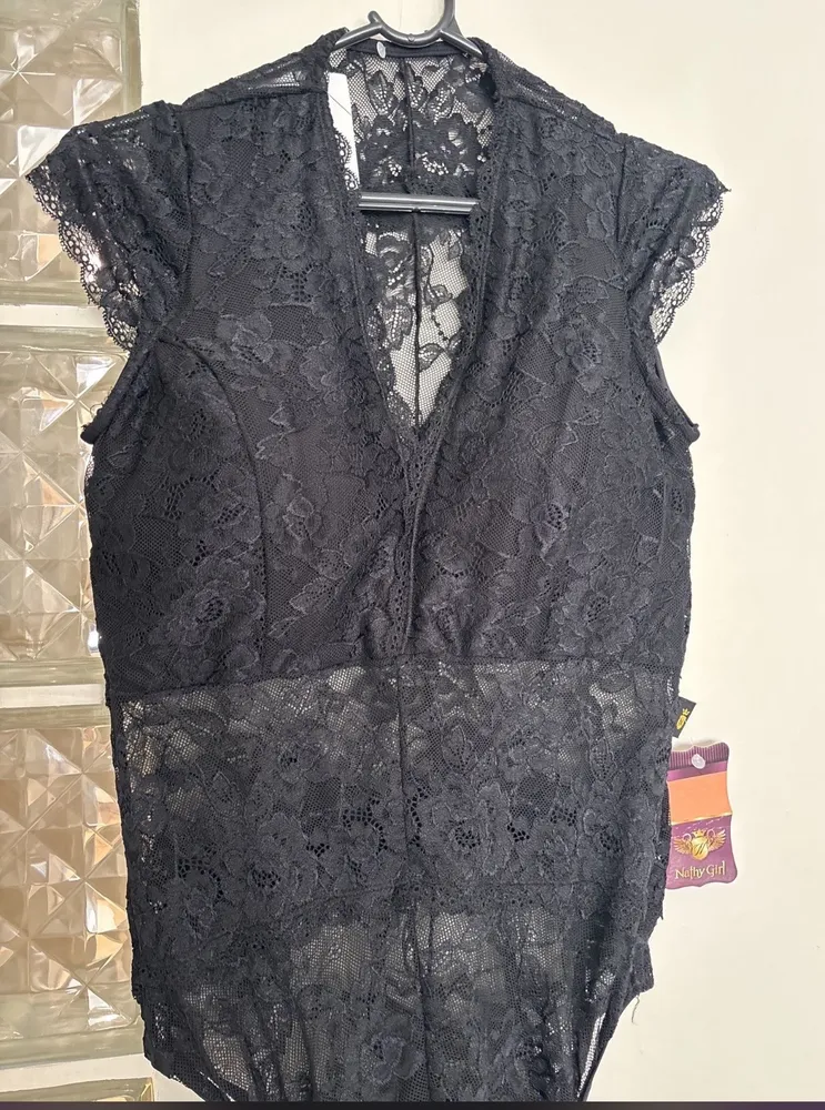 body preto renda na etiqueta