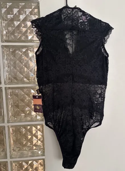 body preto renda na etiqueta