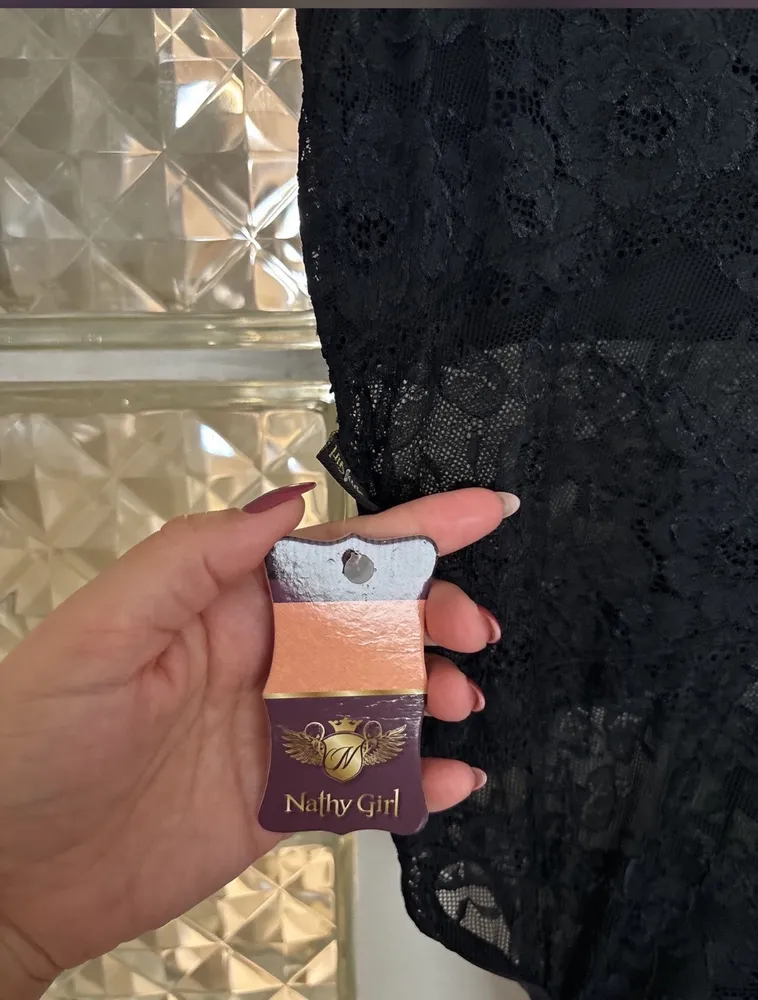 body preto renda na etiqueta