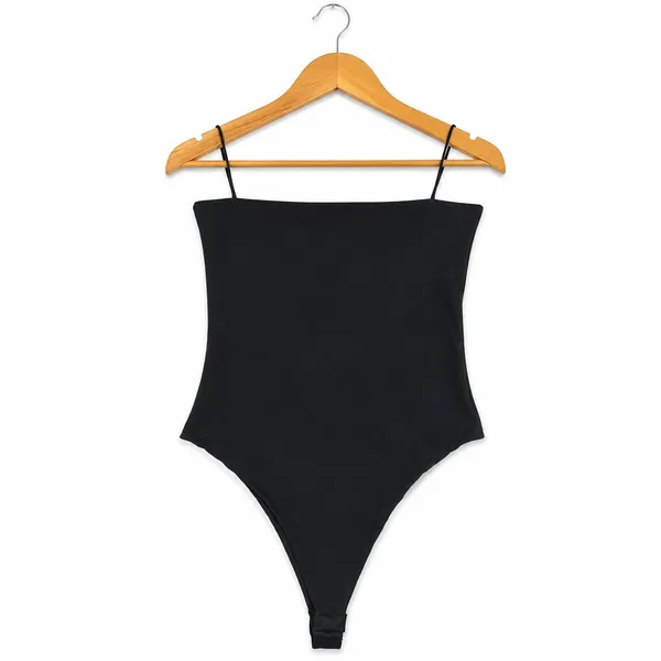 Body preto com decote reto e alça fina