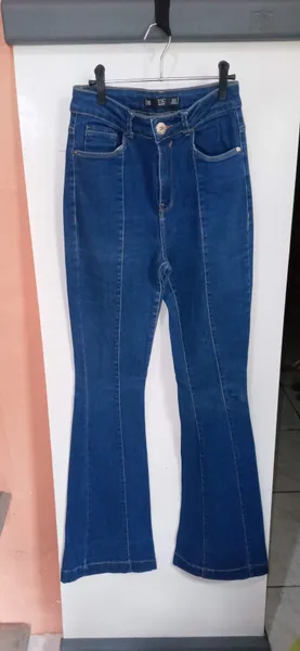 Calça Jeans flare com listra frontal