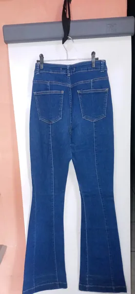 Calça Jeans flare com listra frontal
