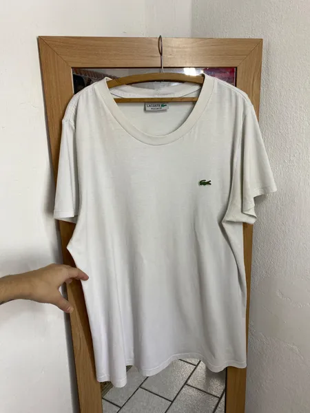 CAMISETA MASC. REGULAR FIT LACOSTE BRANCA MG. CURTA