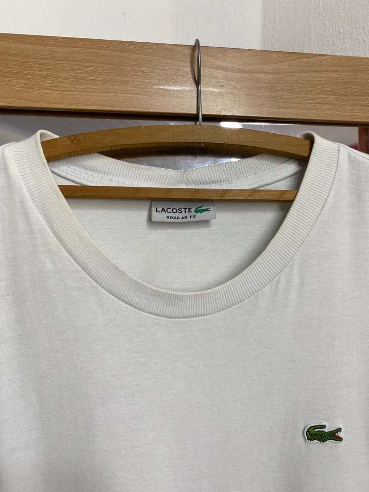 CAMISETA MASC. REGULAR FIT LACOSTE BRANCA MG. CURTA