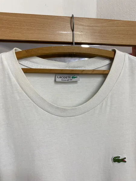 CAMISETA MASC. REGULAR FIT LACOSTE BRANCA MG. CURTA