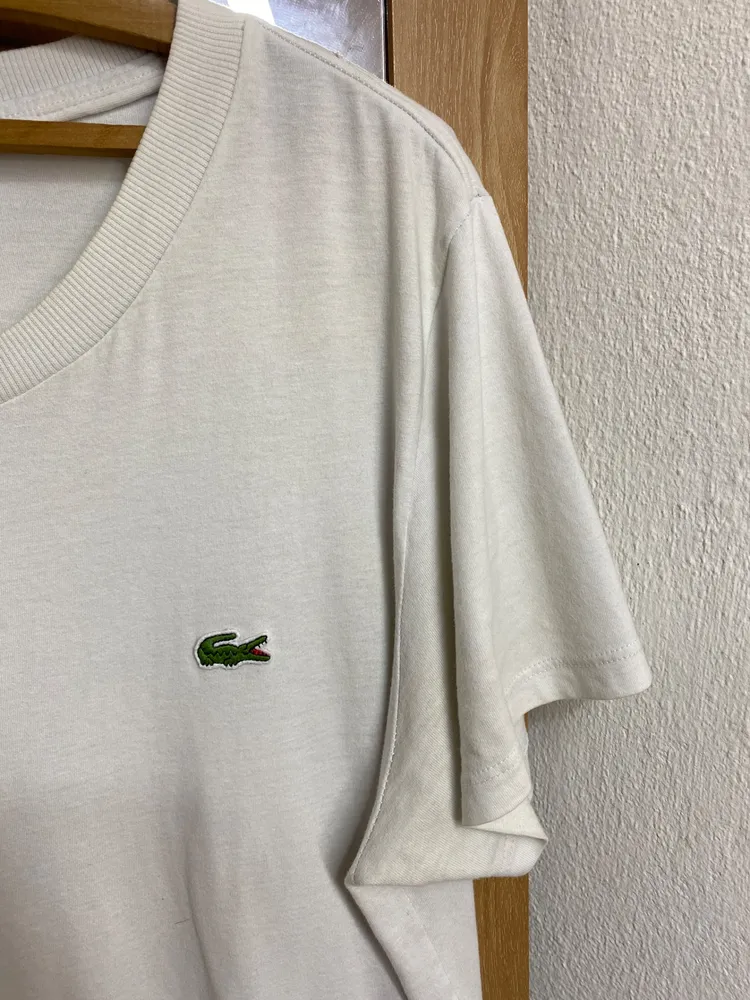 CAMISETA MASC. REGULAR FIT LACOSTE BRANCA MG. CURTA
