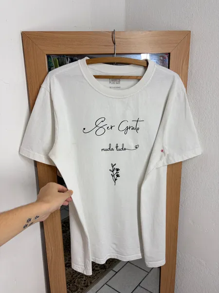PLUS SIZE T-SHIRT BASIC BRANCA SER GRATO MUDA TUDO MG. CURTA