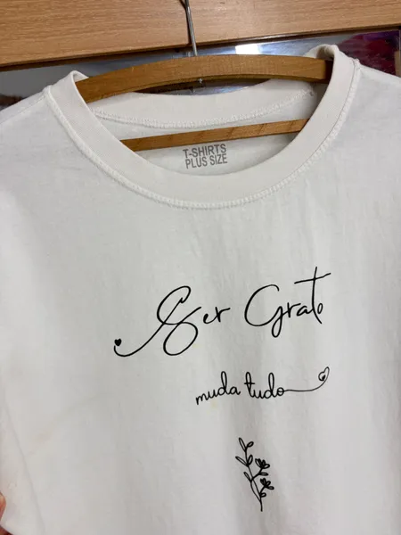 PLUS SIZE T-SHIRT BASIC BRANCA SER GRATO MUDA TUDO MG. CURTA