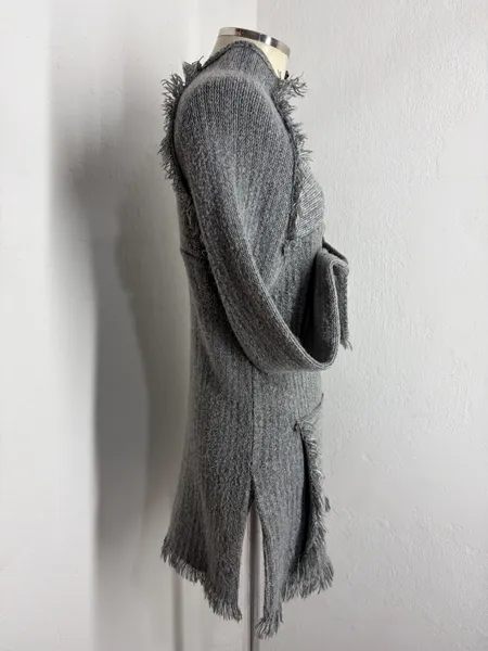 CASACO FEM. ALONGADO EM TRICOT CINZA MESCLA C. BOLSO