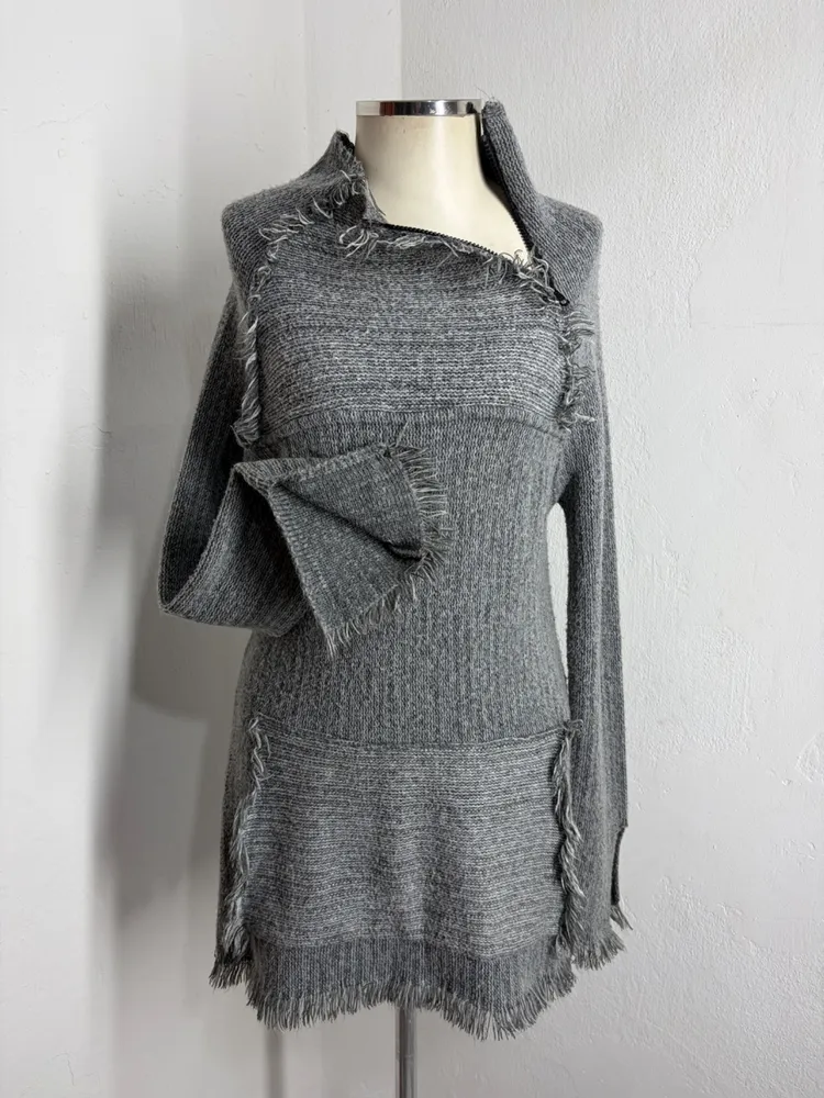 CASACO FEM. ALONGADO EM TRICOT CINZA MESCLA C. BOLSO