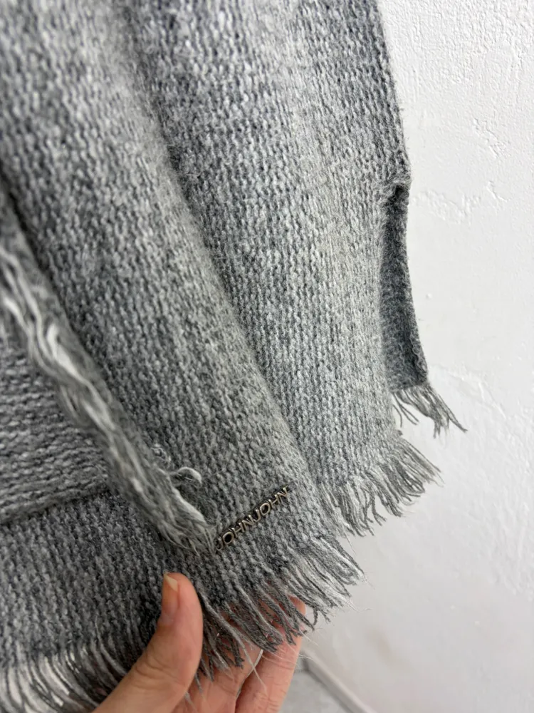 CASACO FEM. ALONGADO EM TRICOT CINZA MESCLA C. BOLSO