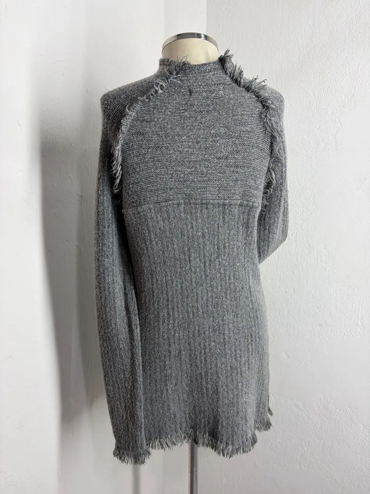 CASACO FEM. ALONGADO EM TRICOT CINZA MESCLA C. BOLSO