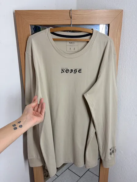 BLUSA MASC. REGULAR FIT MAKE SOME NOISE BEGE MG. LONGA
