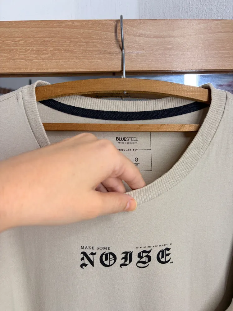 BLUSA MASC. REGULAR FIT MAKE SOME NOISE BEGE MG. LONGA