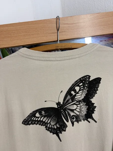 BLUSA MASC. REGULAR FIT MAKE SOME NOISE BEGE MG. LONGA
