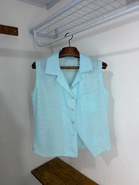 CAMISA FEM. LAISE BRODERIE ANGLAISE SEM MG. AZUL VINTAGE