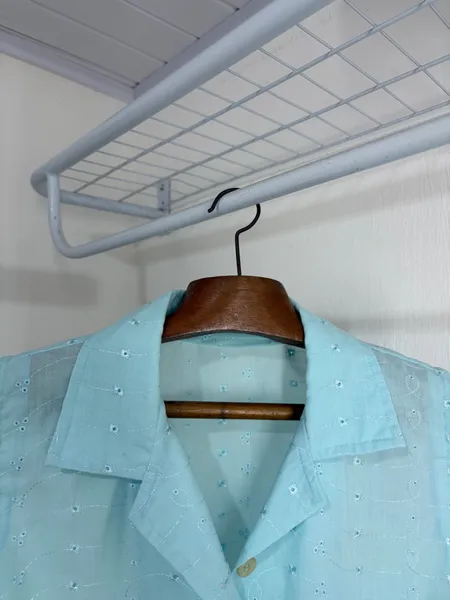 CAMISA FEM. LAISE BRODERIE ANGLAISE SEM MG. AZUL VINTAGE