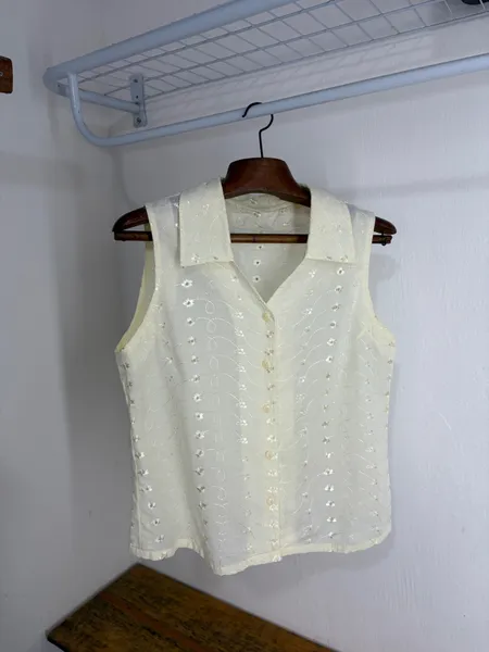 CAMISA FEM. LAISE BRODERIE ANGLAISE SEM MG. AMARELA VINTAGE
