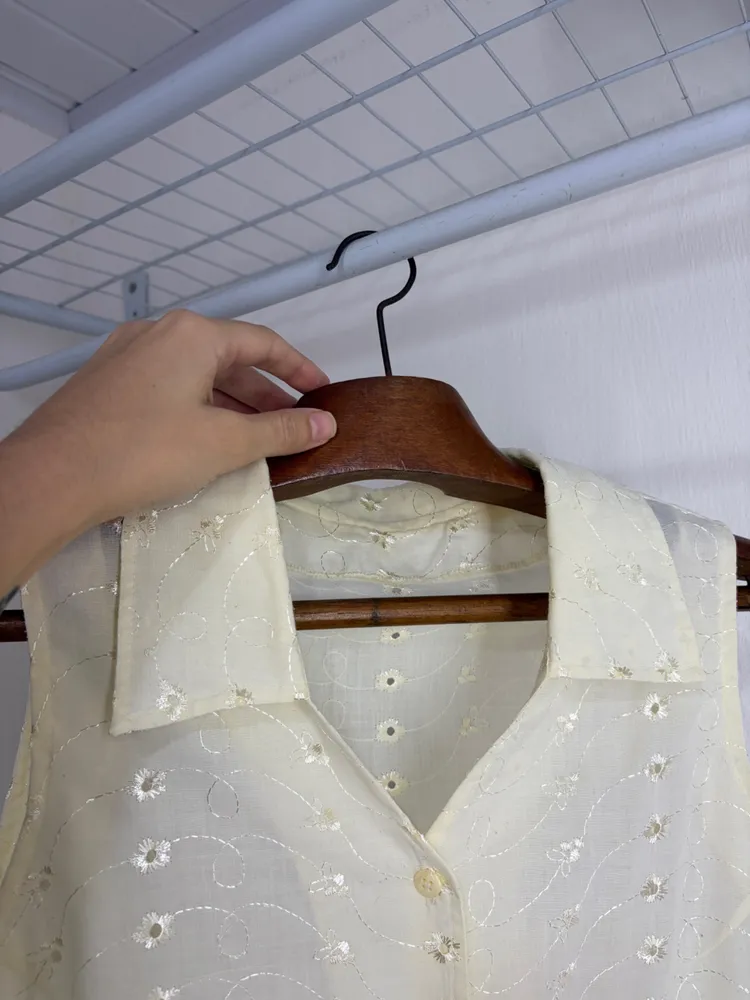 CAMISA FEM. LAISE BRODERIE ANGLAISE SEM MG. AMARELA VINTAGE
